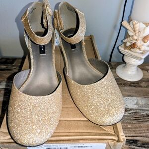 Array 7W Gold closed-toe D'Orsay style shoes block heel adjustable ankle Strap